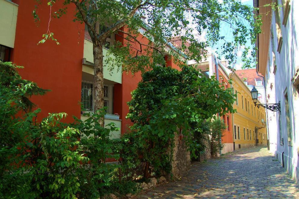 Buda Castle Apartments Budapeste Exterior foto