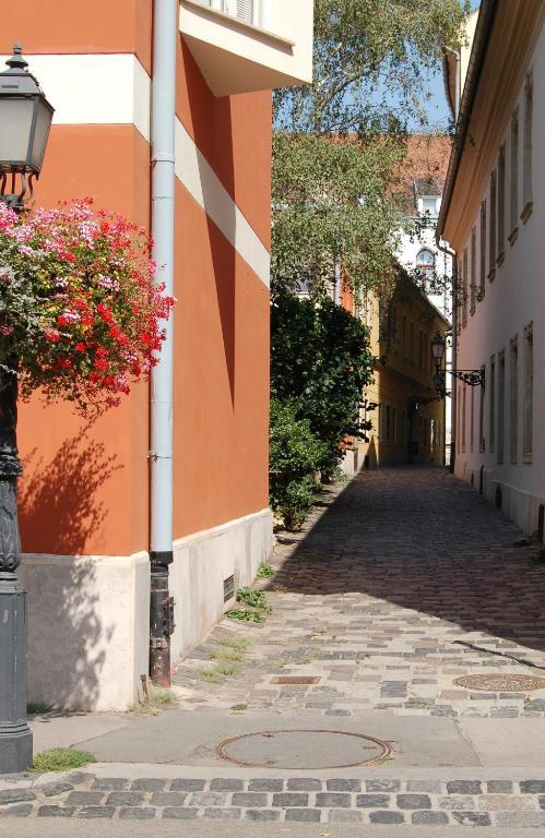 Buda Castle Apartments Budapeste Exterior foto